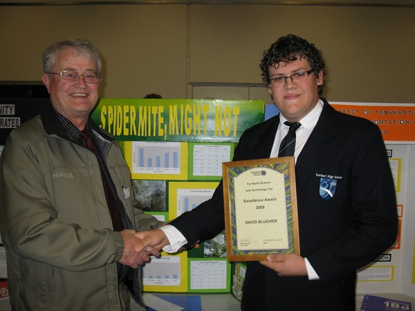 Councillor Bill Rossiter with Kerikeri High School student David Blucher, winner of the 2009 Northland Regional Council�s �Excellence Award� at the Top Energy Far North Science and Technology Fair